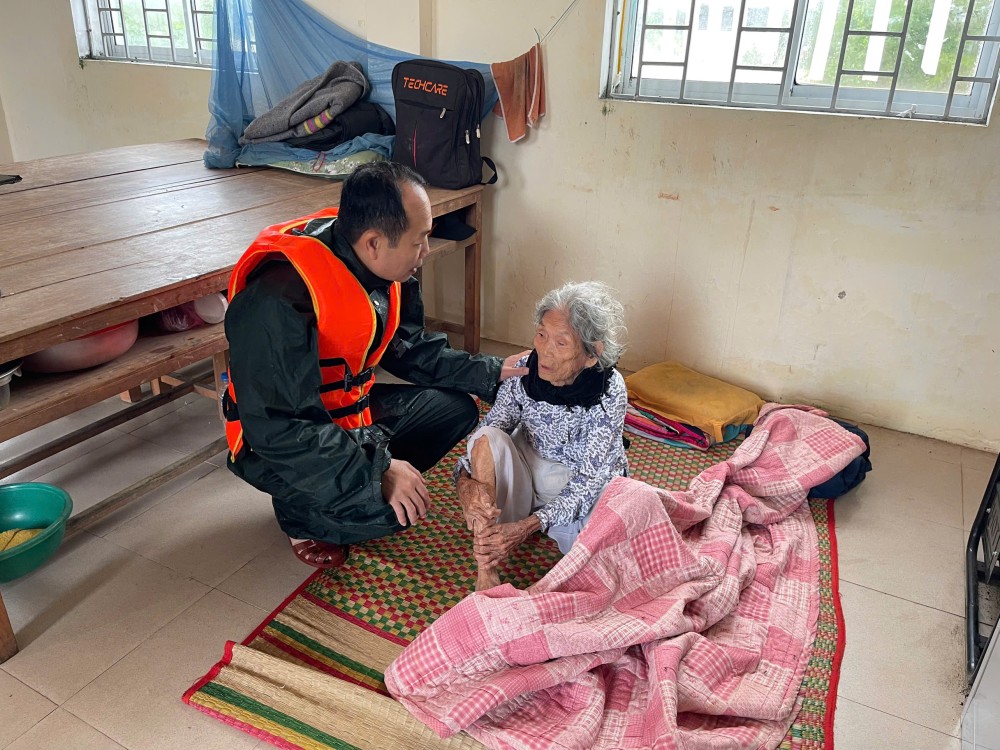 Phó Chủ tịch UBND thành phố Huế Phan Quý Phương thăm hỏi, động viên bà con được di dời đến nơi an toàn