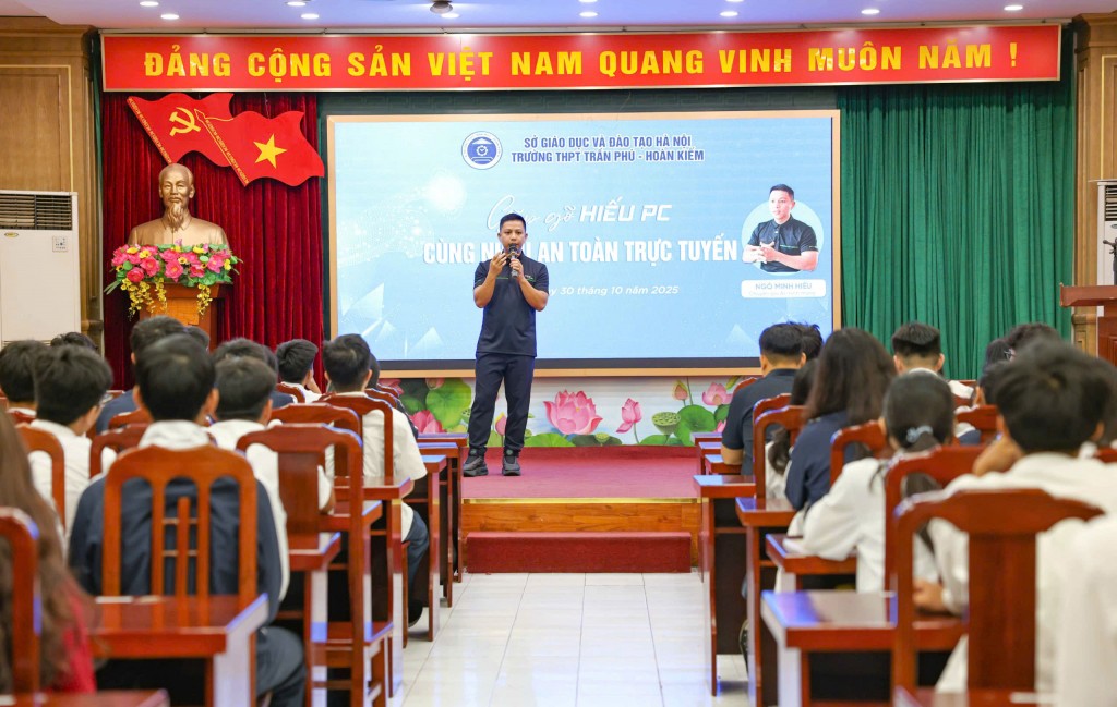 Chuyên gia an ninh mạng Ngô Minh Hiếu chia sẻ với các em học sinh THPT Trần Phú - Hoàn Kiếm tại chương trình. (Ảnh: Thanh Tùng)