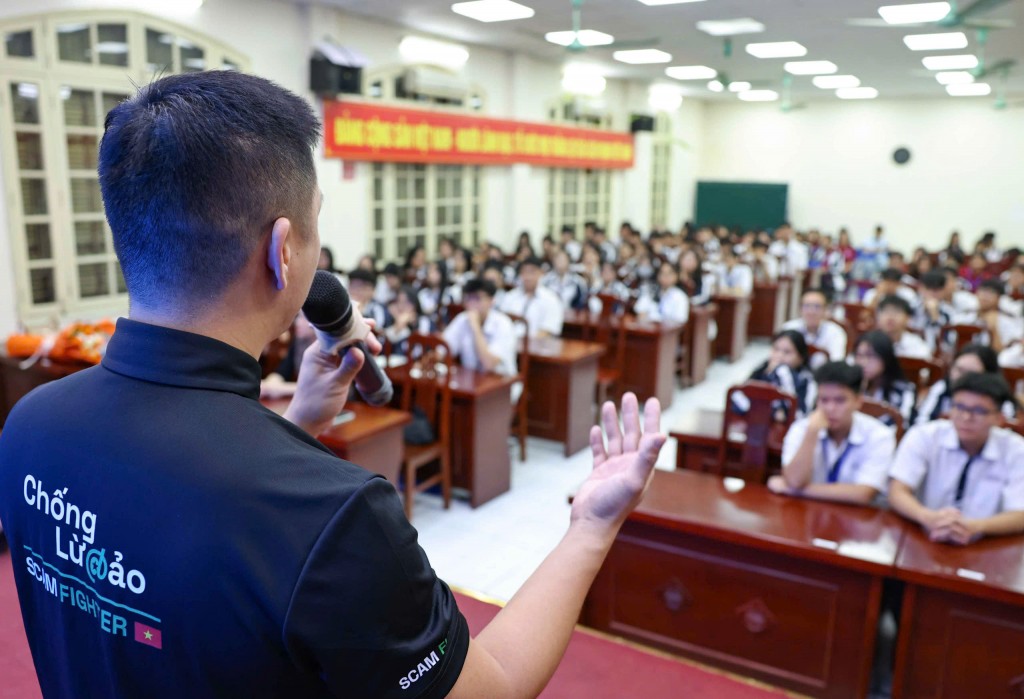Anh Hiếu chia sẻ cùng các em học sinh những thủ đoạn mà tội phạm công nghệ cao thường sử dụng để lừa đảo, chiếm đoạt tài sản. (Ảnh: Thanh Tùng)