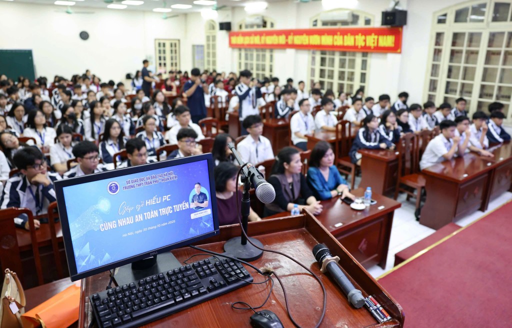 Đông đảo các em học sinh, giáo viên, phụ huynh lắng nghe chuyên gia chia sẻ. (Ảnh: Thanh Tùng)