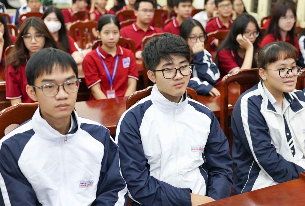 Các em học sinh THPT Trần Phú - Hoàn Kiếm chăm chú lắng nghe. (Ảnh: Thanh Tùng)