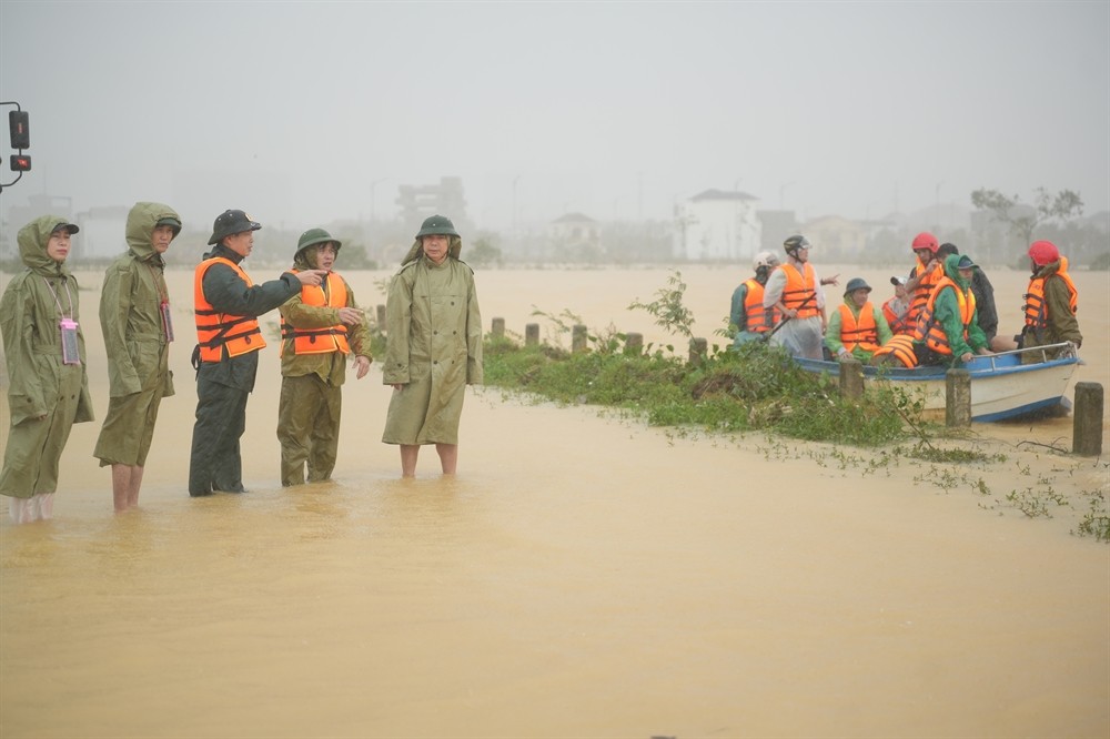 TP Huế: Nỗ lực tìm kiếm người mất tích trong dòng nước lũ