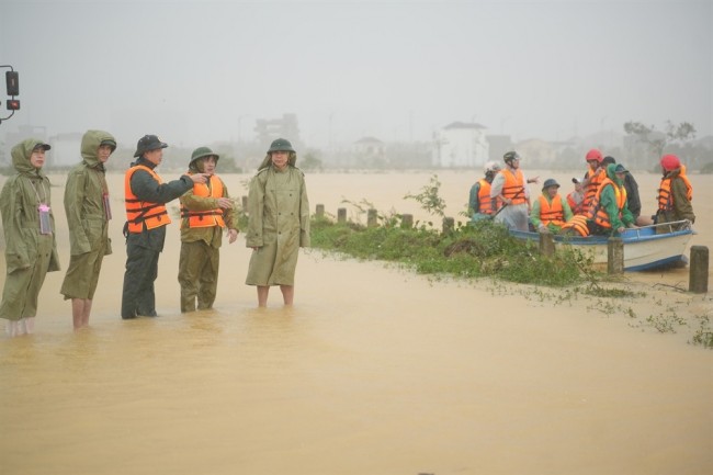 TP Huế: Nỗ lực tìm kiếm người mất tích trong dòng nước lũ