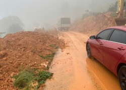 Lâm Đồng: Đèo Đại Ninh tiếp tục sạt lở, xe di chuyển một chiều