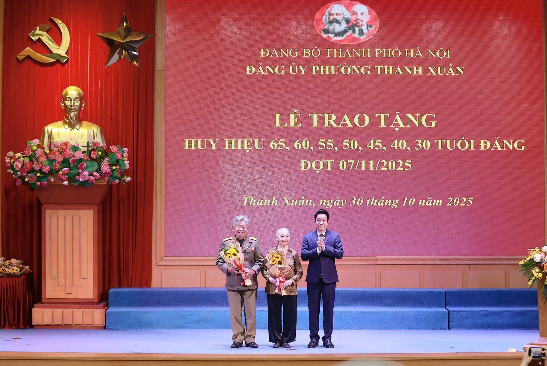 Bí thư Đảng ủy, Chủ tịch HĐND phường Thanh Xuân Nguyễn Huy Cường trao Huy hiệu Đảng tặng các đảng viên lão thành.