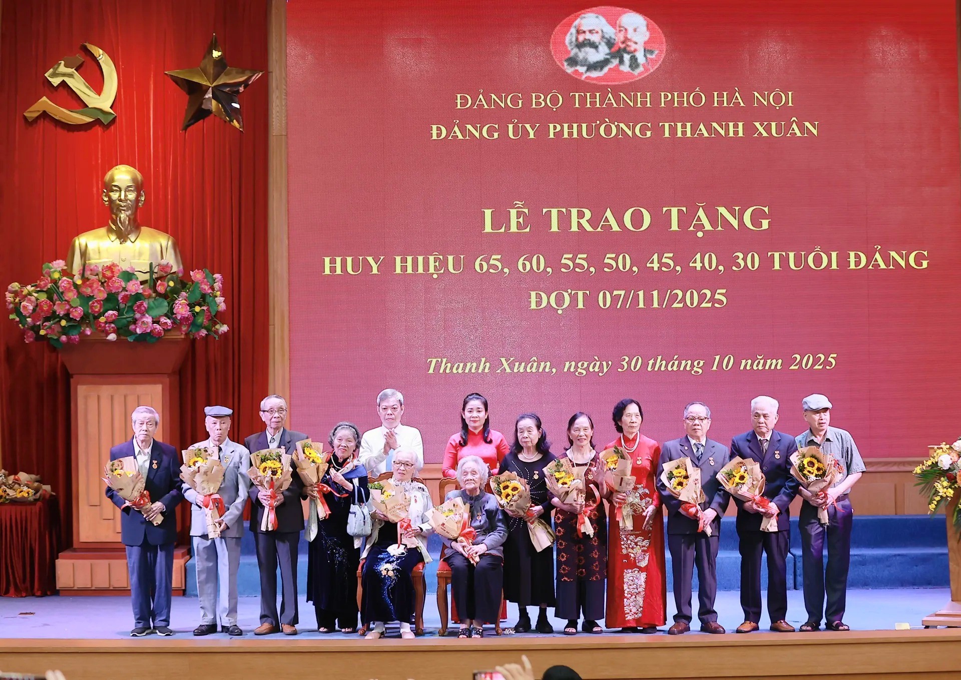 Phó Bí thư Thường trực Đảng ủy phường Thanh Xuân Trần Thị Thu Hà trao Huy hiệu Đảng tặng các đảng viên lão thành.