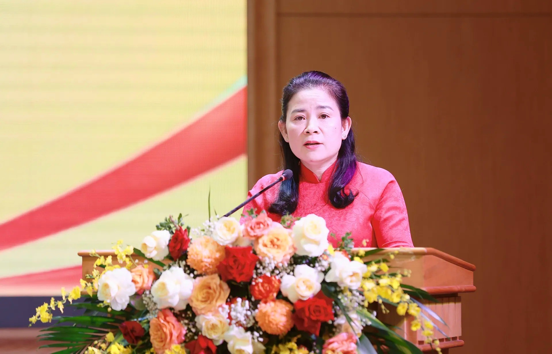 Phó Bí thư Thường trực Đảng ủy phường Thanh Xuân Trần Thị Thu Hà phát biểu tại hội nghị