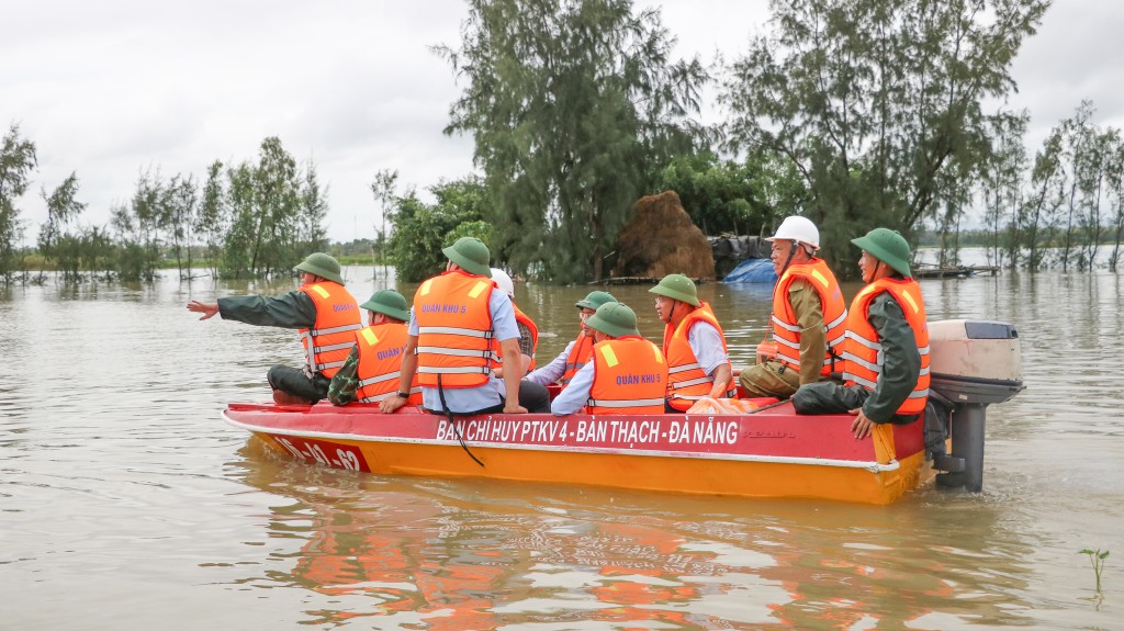 Đoàn công tác của Thường trực Ban Bí thư Trần Cẩm Tú thăm và động viên người dân vùng lũ tại thôn Trà Đóa, Đà Nẵng.
