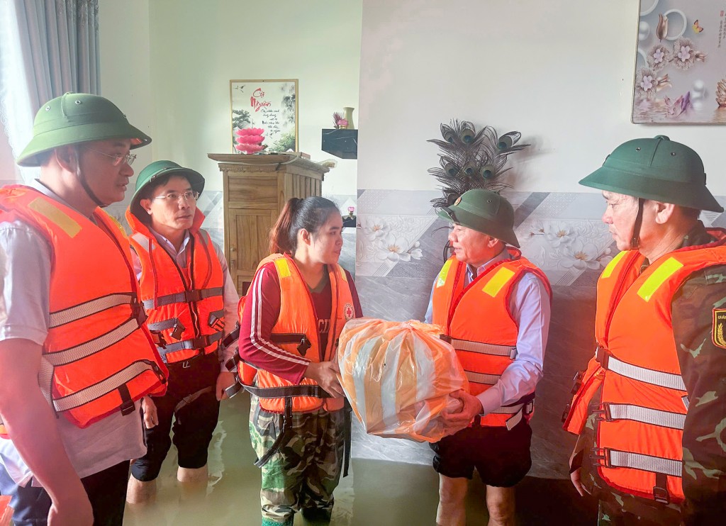 Thường trực Ban Bí thư Trần Cẩm Tú động viên bà con vùng ngập lụt. (Ảnh: danang.gov.vn)