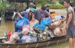 Nỗ lực tiếp tế lương thực cho bà con vùng lũ Thu Bồn