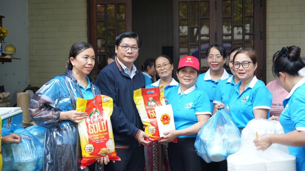 Phó Bí thư Thành ủy, Phó Chủ tịch UBND thành phố Huế Nguyễn Chí Tài thăm hỏi, trao quà hỗ trợ cho các chị em đang tham gia bếp ăn thiện nguyện tại phường Thủy Xuân