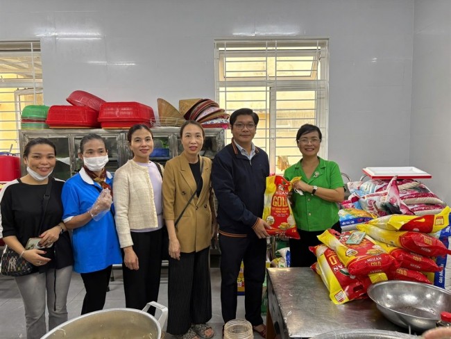 Căn bếp nghĩa tình nấu hàng nghìn suất cơm gửi bà con vùng lũ