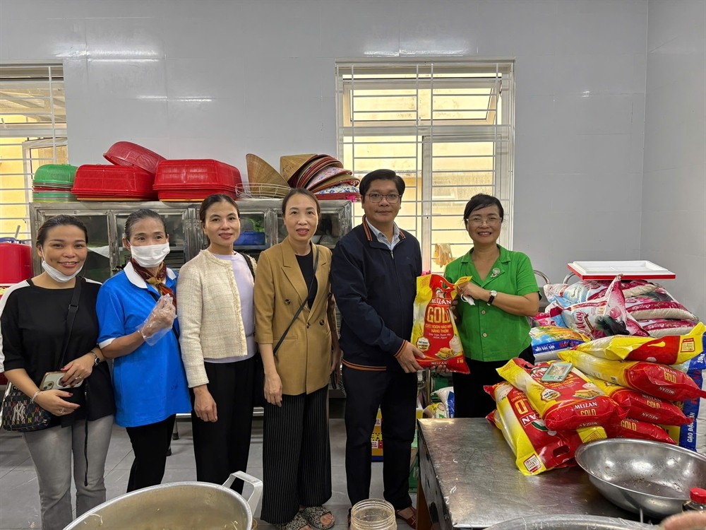 Phó Bí thư Thành ủy, Phó Chủ tịch UBND thành phố Huế Nguyễn Chí Tài thăm, động viên và trao quà hỗ trợ cho lực lượng nấu ăn thiện nguyện tại phường Thuận Hóa