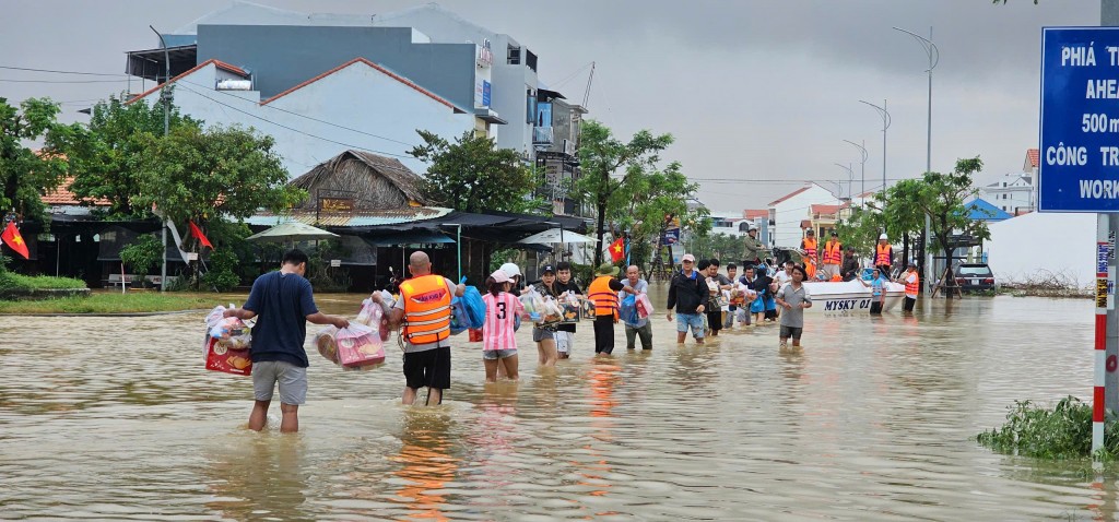 Nỗ lực tiếp tế lương thực cho bà con vùng lũ ven Thu Bồn