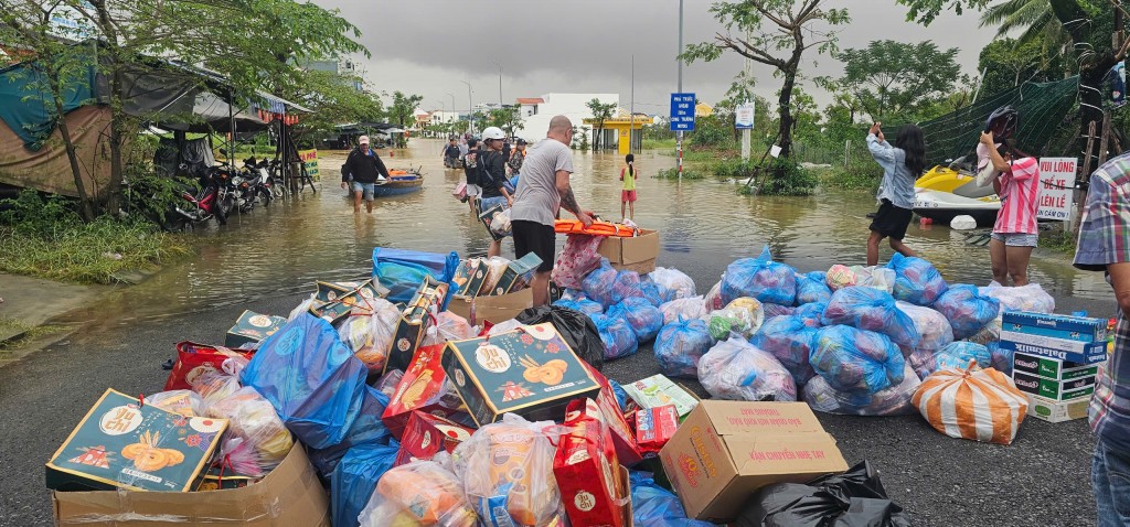 Nỗ lực tiếp tế lương thực cho bà con vùng lũ ven Thu Bồn