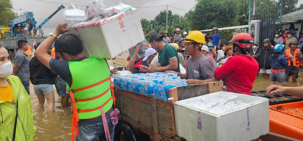 Nỗ lực tiếp tế lương thực cho bà con vùng lũ ven Thu Bồn