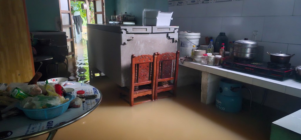 Nỗ lực tiếp tế lương thực cho bà con vùng lũ ven Thu Bồn