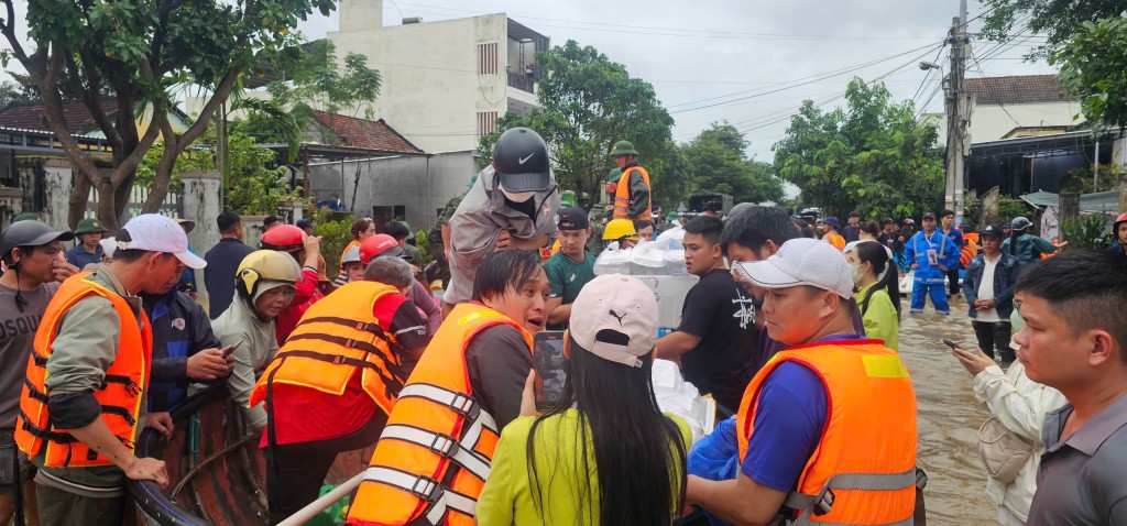 Nỗ lực tiếp tế lương thực cho bà con vùng lũ ven Thu Bồn