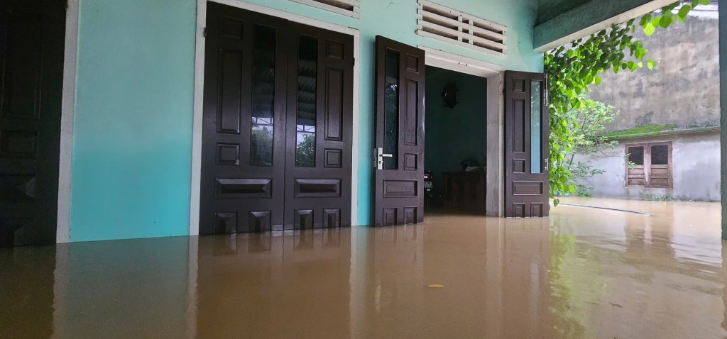 Nỗ lực tiếp tế lương thực cho bà con vùng lũ ven Thu Bồn