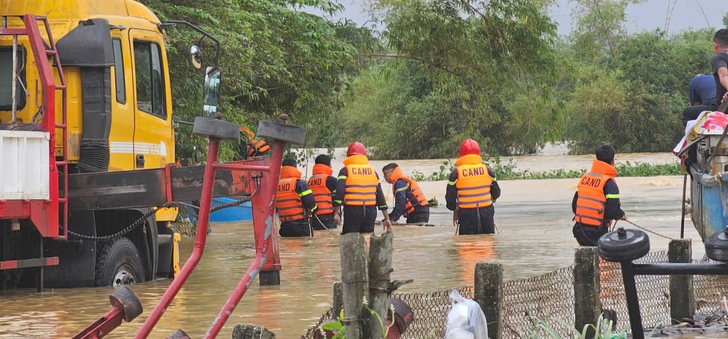 Nỗ lực tiếp tế lương thực cho bà con vùng lũ ven Thu Bồn