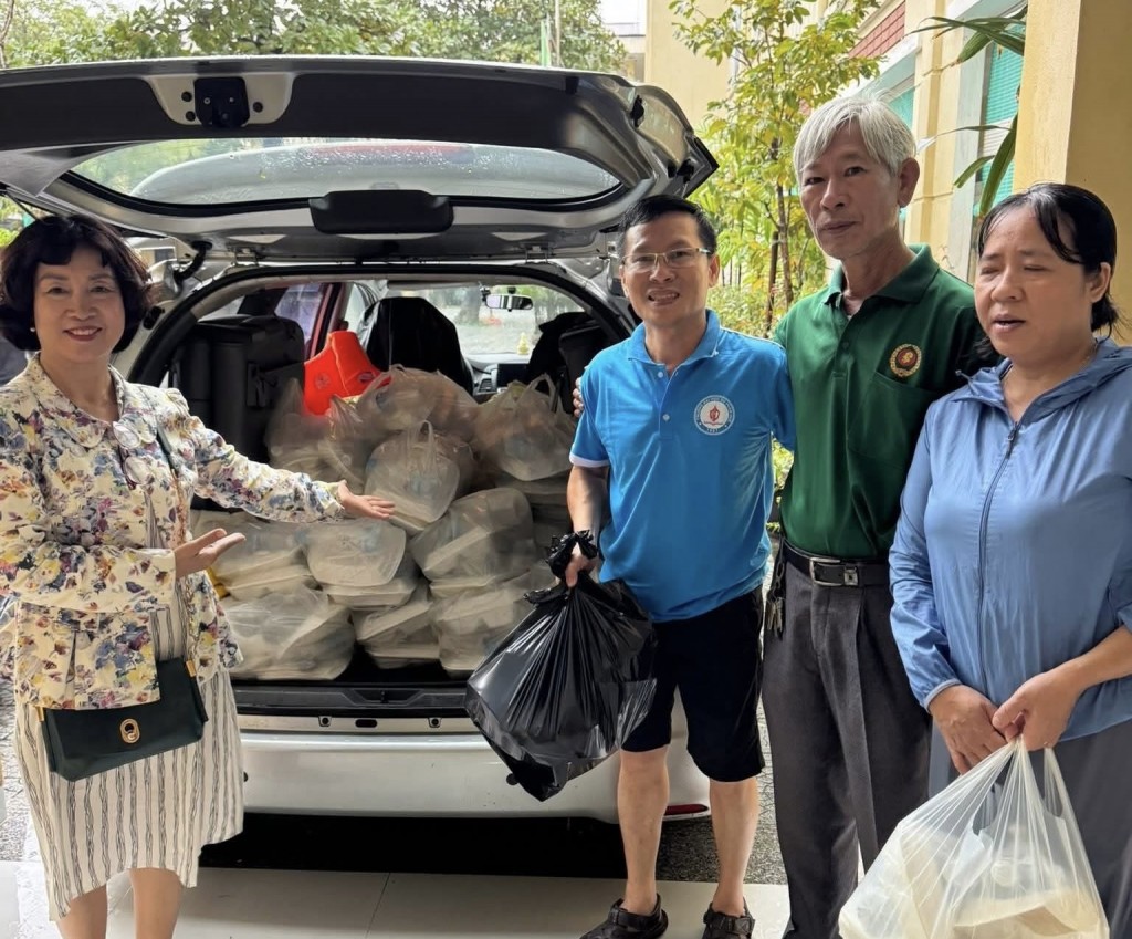 “Bếp ăn yêu thương” thể hiện tinh thần đoàn kết, sẻ chia và nghĩa tình của người dân Huế giữa mùa mưa bão