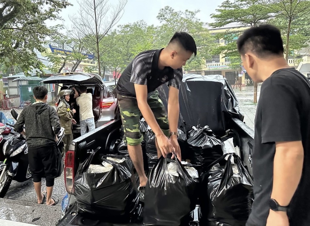 Các căn bếp nghĩa tình đỏ lửa nấu hàng nghìn suất cơm gửi bà con vùng lũ những ngày qua