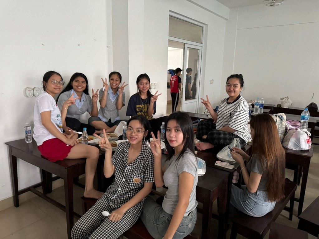 Những suất cơm hỗ trợ bà con, các em sinh viên bối cảnh mưa lũ, tuy nhỏ bé nhưng được gói ghém cẩn thận là một món quà của tình thương và sự sẻ chia