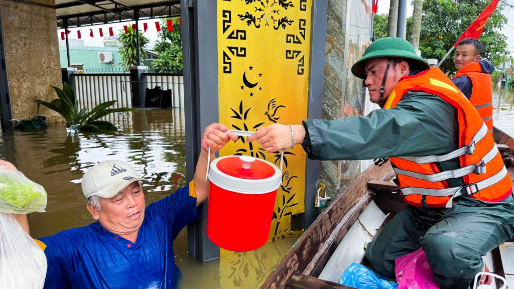 Tiếp ứng lương thực cho người dân khu vực ngập Khái Tây. (Ảnh: danang.gov.vn)
