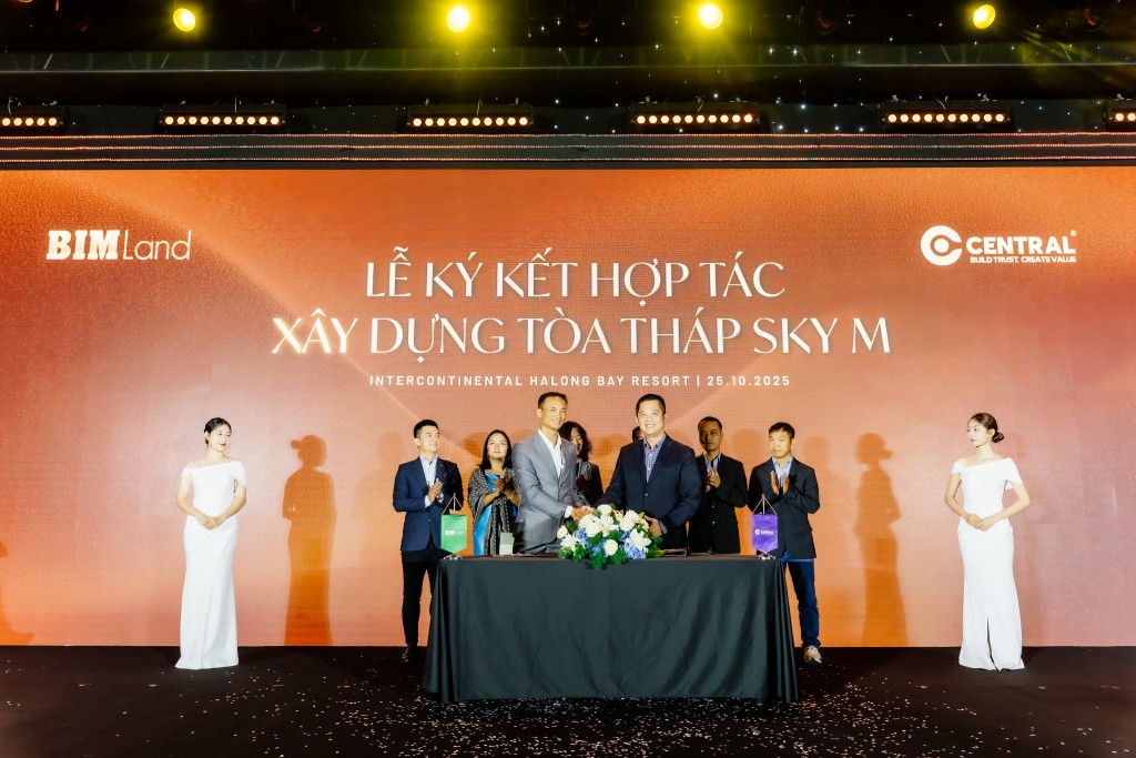 Ông Bùi Anh Đào – Phó tổng Giám đốc phụ trách Khối Xây dựng Tập đoàn BIM và ông Trần Đăng Khoa - Giám đốc điều hành Công ty Cổ phần Xây dựng Central thực hiện nghi thức ký kết hợp tác xây dựng dự án SkyM.