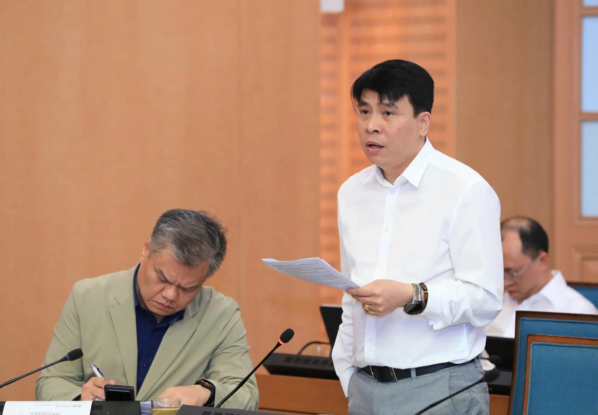 Trưởng Ban quản lý đường sắt đô thị Hà Nội (MRB) Nguyễn Cao Minh báo cáo tại phiên họp