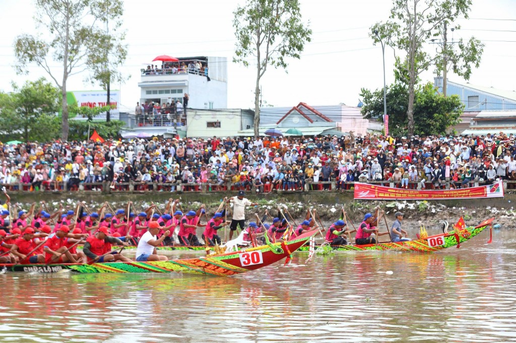 Những tay chèo Khmer hòa nhịp cùng tiếng trống thúc giục trên dòng sông Maspéro, tạo nên bức tranh sôi động của Lễ hội Oóc Om Bóc – Đua ghe Ngo TP Cần Thơ 2025.
