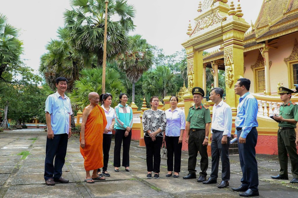 Nguyễn Thị Ngọc Điệp - Phó Chủ tịch UBND TP. Cần Thơ kiểm tra tại điểm chùa Khleng nôi tổ chức Lễ Cúng Trăng 