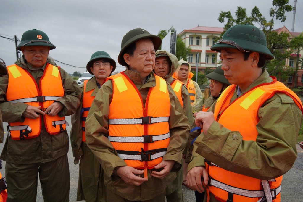 Phó Thủ tướng Mai Văn Chính nghe báo cáo khi đi kiểm tra công tác ứng phó mưa lũ, thăm hỏi, động viên người dân vùng lũ tại tỉnh Quảng Trị - Ảnh: VGP