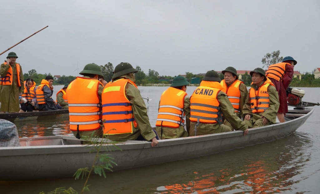 Phó Thủ tướng di chuyển bằng ca nô vào thôn Hữu Tân, xã Ninh Châu, tỉnh Quảng Trị - Ảnh: VGP