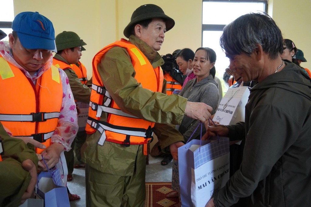 Phó Thủ tướng tặng quà người dân thôn Hữu Tân, xã Ninh Châu, tỉnh Quảng Trị - Ảnh: VGP