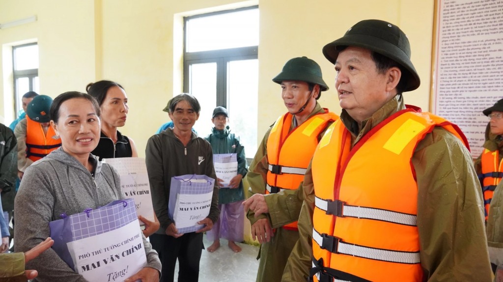 Phó Thủ tướng động viên bà con cố gắng đoàn kết tương trợ nhau vượt qua giai đoạn khó khăn đồng thời nhắc nhở bà con tuyệt đối tuân thủ chỉ đạo hướng dẫn của cơ quan chức năng trong trường hợp điều kiện thời tiết cực đoan còn tiếp diễn bất thường - Ảnh: VGP