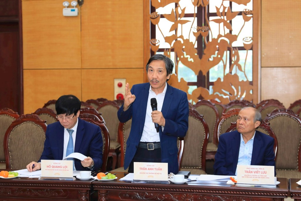 Nguyên Thứ trưởng Bộ Nội vụ Trần Anh Tuấn phát biểu tại tọa đàm. 