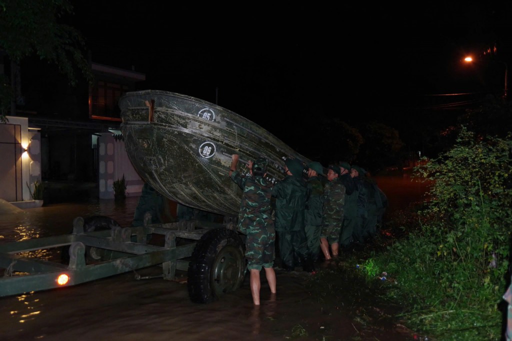 Cán bộ, chiến sĩ Bộ Chỉ huy Quân sự thành phố Đà Nẵng khẩn trương đưa xuồng cứu hộ ra khu vực ngập sâu trong đêm, tiếp cận và hỗ trợ người dân bị cô lập do mưa lũ.