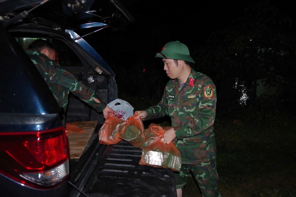 Lực lượng vũ trang thành phố Đà Nẵng chuẩn bị kỹ lưỡng từng phần quà, nhu yếu phẩm mang hơi ấm đến với người dân vùng ngập lụt.