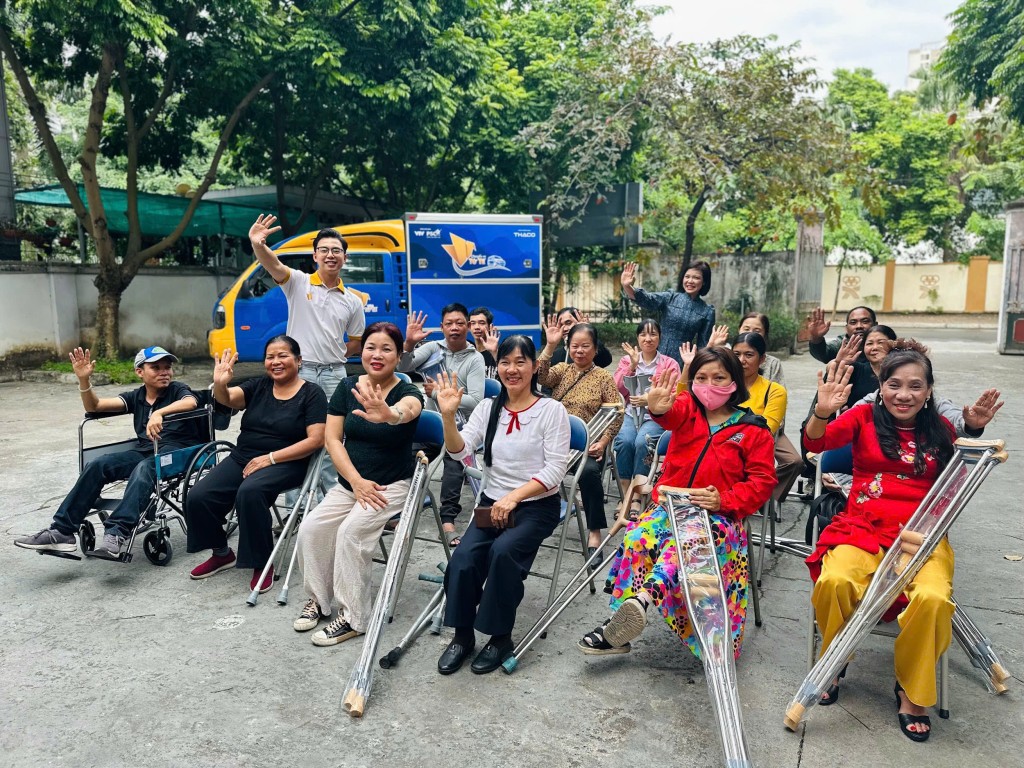 Hoa khôi Bế Thị Băng mang niềm vui và nghị lực sống tới những người có hoàn cảnh đặc biệt tại Thanh Trì (Hà Nội)