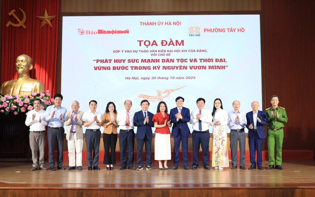 Các đại biểu chụp ảnh lưu niệm. Ả