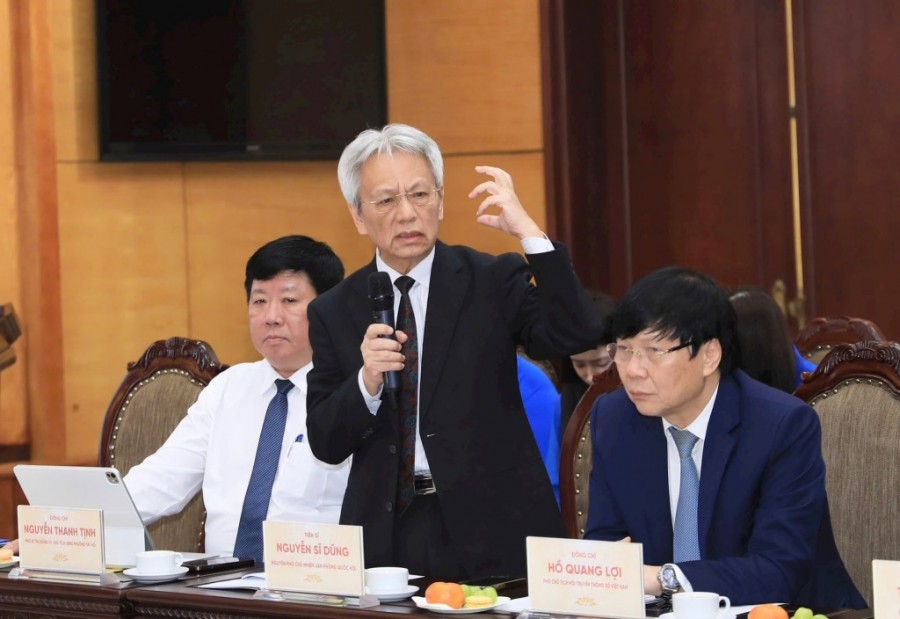 TS. Nguyễn Sỹ Dũng, nguyên Phó Chủ nhiệm Văn phòng Quốc hội phát biểu tại tọa đàm. 
