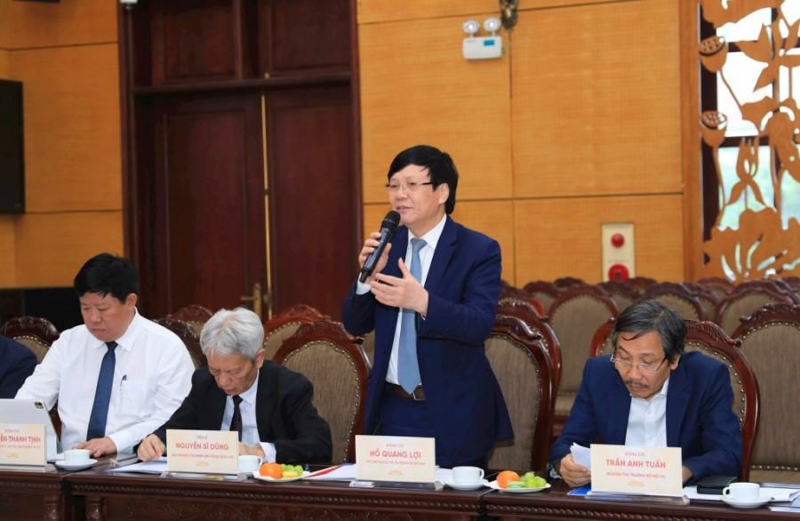 Nhà báo Hồ Quang Lợi, Phó Chủ tịch Hội Truyền thông số Việt Nam phát biểu tại tọa đàm.
