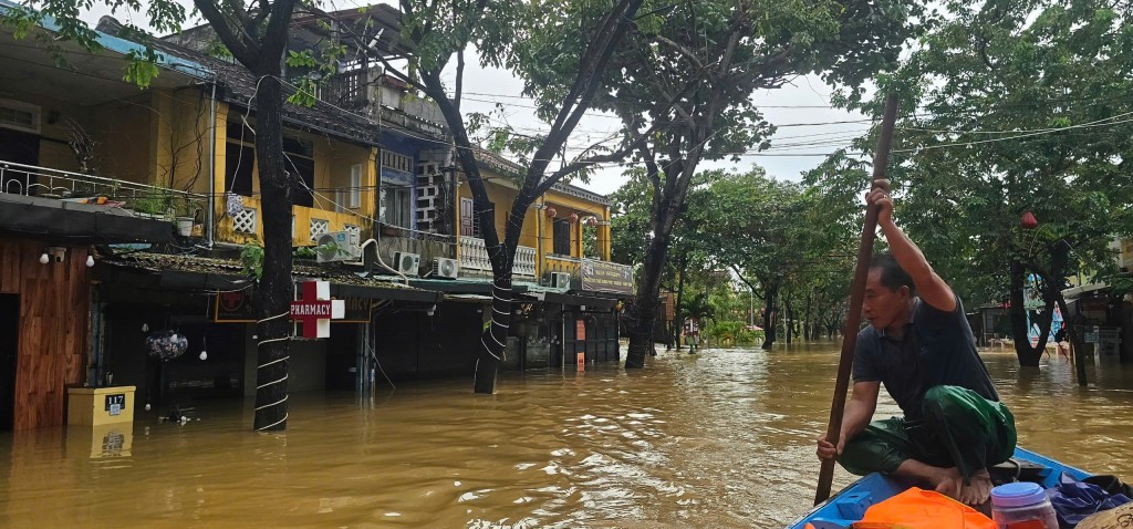 Đà Nẵng chi 200 tỷ đồng hỗ trợ trực tiếp người dân sau lũ Đà Nẵng chi 200 tỷ đồng hỗ trợ trực tiếp người dân sau lũ