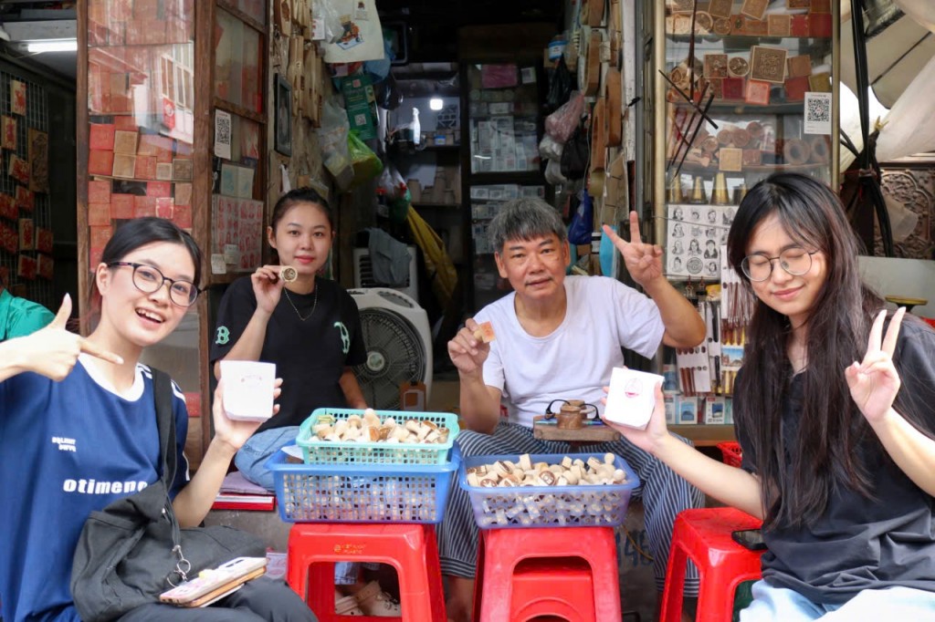 Dự án được sự ủng hộ của những nghệ nhân làm dấu mộc