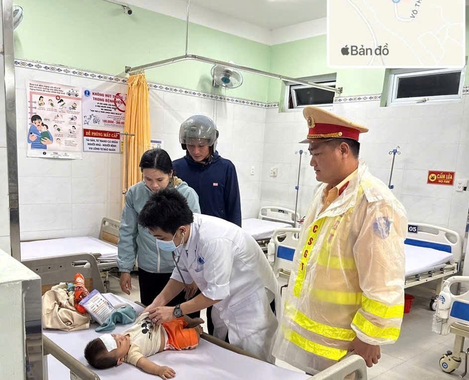 Nhờ sự hỗ trợ kịp thời của lực lượng CSGT, cháu bé T.H.D đã được đưa đến cấp cứu và hiện sức khỏe đã ổn định tại Trung tâm Y tế Bình Sơn.