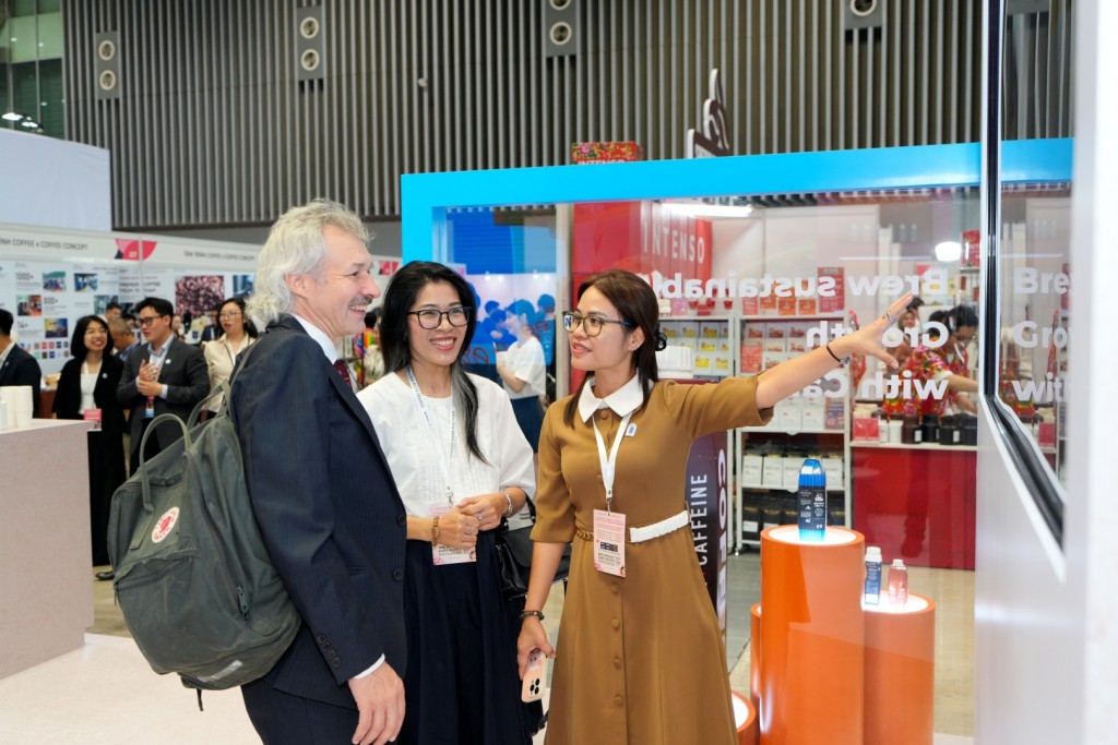 Bà Nguyễn Thanh Thủy (thứ nhất từ trái sang), Giám đốc Marketing Tetra Pak Việt Nam, tại Triển lãm Coffee Expo Vietnam 2025.