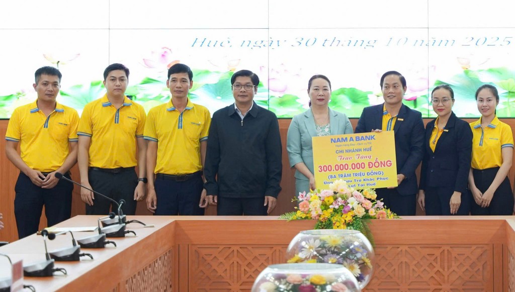 Tiếp nhận 300 triệu đồng hỗ trợ khắc phục hậu quả mưa lũ do Ngân hàng Thương mại Cổ phần Nam Á -  Chi nhánh Huế 