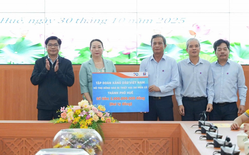 TP Huế tiếp nhận 2 tỷ đồng ủng hộ khắc phục hậu quả mưa lũ từ Tập đoàn Xăng dầu Việt Nam (Petrolimex) 