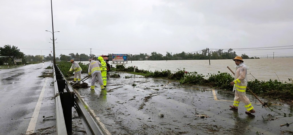 Cán bộ, chiến sĩ CSGT dọn dẹp bèo tây, cây cối và rác thải tràn ra lòng đường